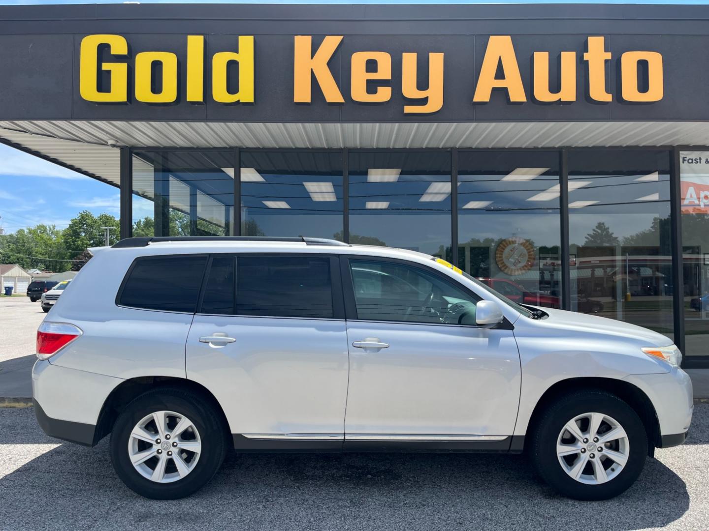 2011 Classic Silver Metallic Toyota Highlander Base 2WD V6 (5TDZK3EH5BS) with an 3.5L V6 DOHC 24V engine, 5-Speed Automatic transmission, located at 1633 W Kimberly, Davenport, IA, 52806, (563) 323-5341, 41.559456, -90.598732 - Photo#0